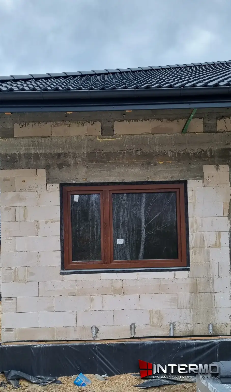Zamontowane okno w ścianie